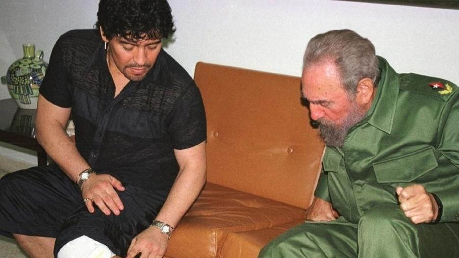 Maradona mostra para Fidel Castro tatuagem com o rosto do líder cubano - Reuters