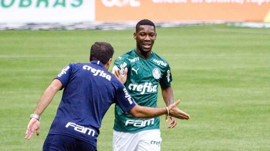 Patrick de Paula, do Palmeiras, comemora seu gol diante do Athletico-PR com o técnico Abel Ferreira - Gero Rodrigues/Estadão Conteúdo