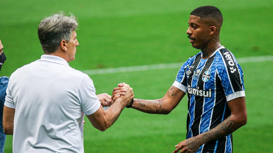 Renato Gaúcho cumprimenta Jean Pyerre após gol do Grêmio sobre o Goiás  - Fernando Alves/AGIF