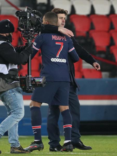 Mauricio Pochettino abraça Mbappé após a vitória do PSG sobre o Brest -  Xavier Laine/Getty Images