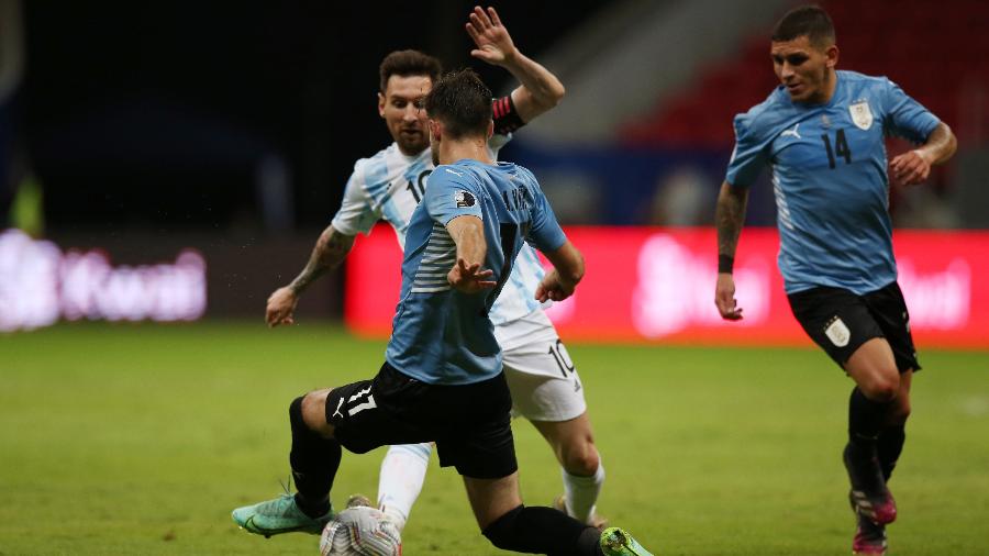 Messi tenta drible diante de jogador do Uruguai  - Alexandre Schneider/Getty Images