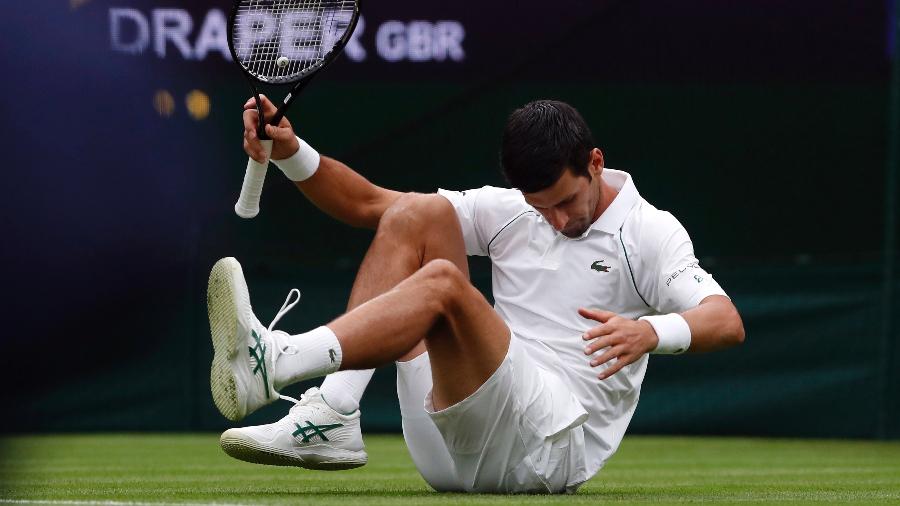 Novak Djokovic escorrega e cai na primeira rodada de Wimbledon 2021 - Reuters