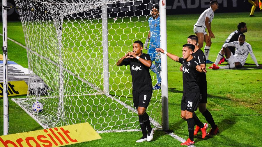 Alerrandro, do Red Bull Bragantino, celebra gol contra o Santos, pelo Brasileiro - RAFAEL MOREIRA/FOTOARENA/FOTOARENA/ESTADÃO CONTEÚDO
