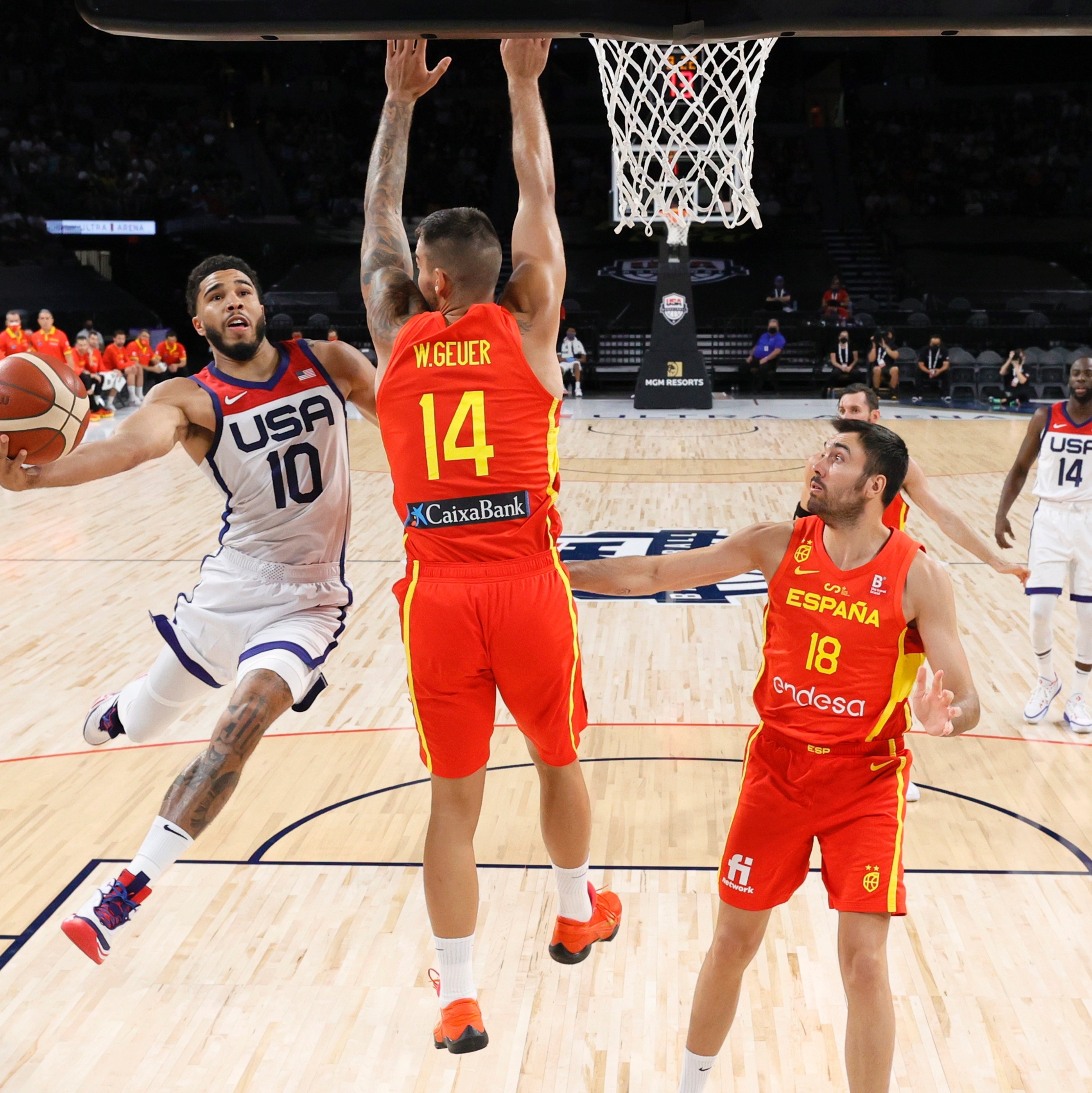 Seleção de basquete dos EUA reage após dois tropeços e vence