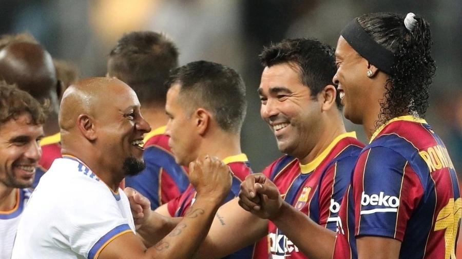 Ronaldinho Gaúcho cumprimenta Roberto Carlos durante amistoso das lendas - Twitter
