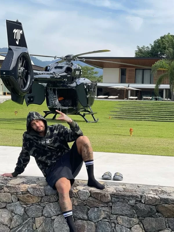 Neymar posa em mansão ao lado de helicóptero de R$ 50 milhões