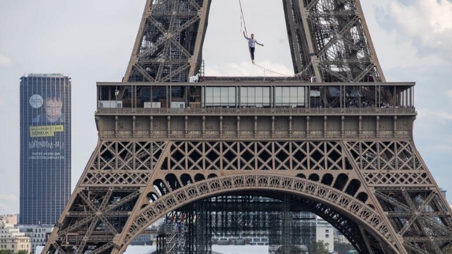 Nathan Paulin completou travessia de 600 metros da Torre Eiffel ao outro lado do rio Sena, em Paris - Marc Piasecki/Getty Images