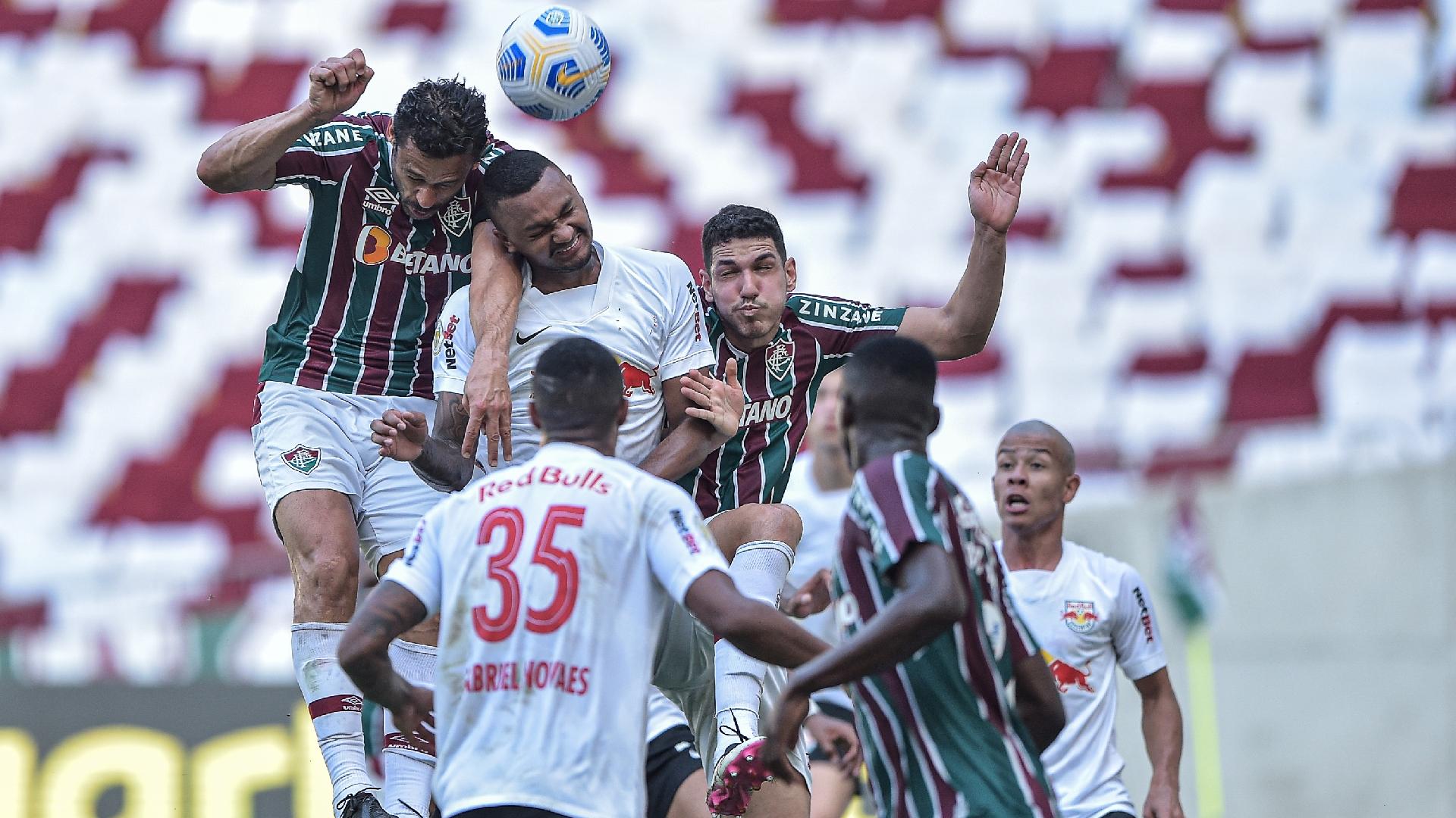 Fred, atacante do Fluminense, disputa bola no alto com defensores do Red Bull Bragantino em partida pela 22ª rodada do Brasileirão