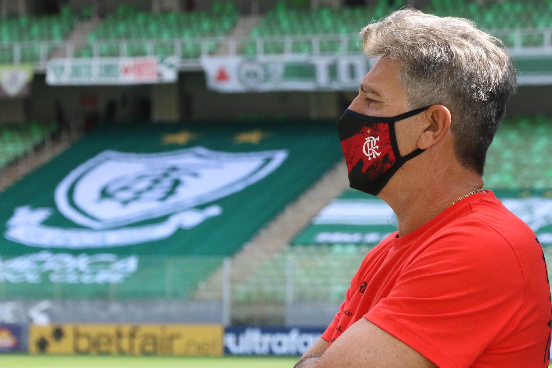 Renato tem sido alvo de críticas, o Flamengo mostra instabilidade, avalia Trajano