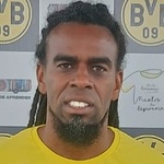 Tinga com modelo de camiseta doada pelo Borussia Dortmund para evento do Dia das Crianças em Porto Alegre - undefined