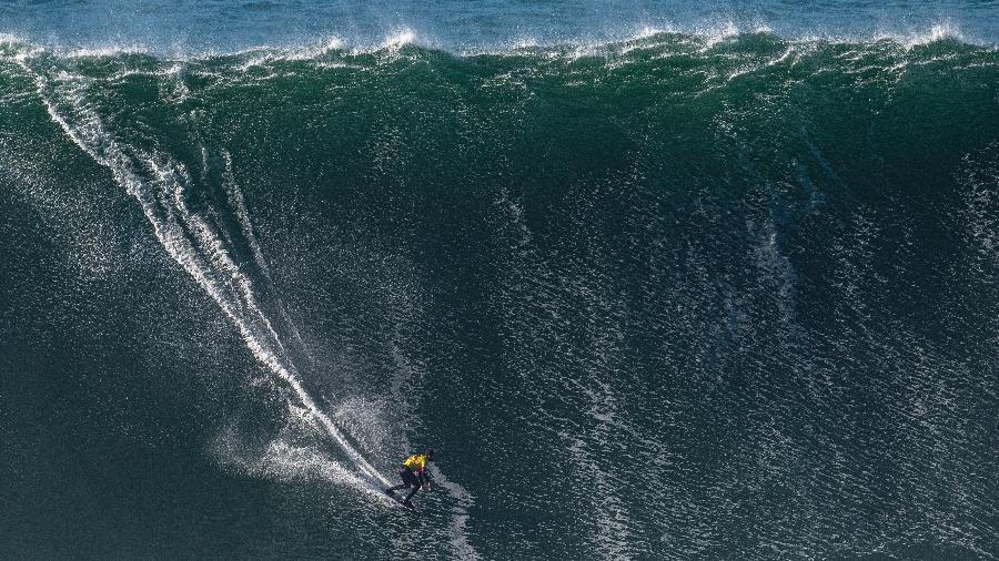 Pedro Scooby surfa onda gigante em Nazaré, em Portugal - Octavio Passos/Getty Images