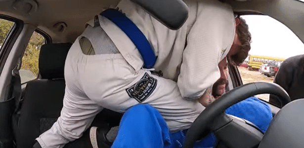 Car Jitsu: conheça a luta russa que acontece dentro de carros