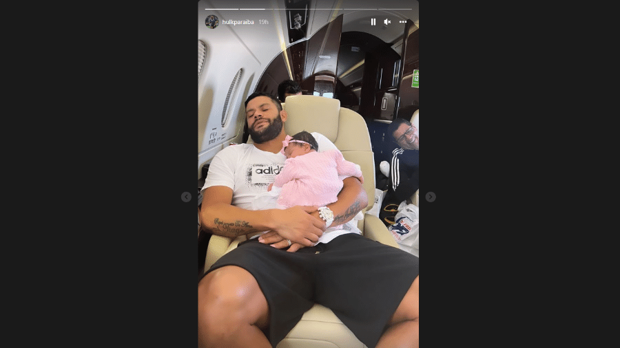 Hulk tira cochilo em jatinho com Zaya, filha fruto da relação com Camila Ângelo - Reprodução/Instagram