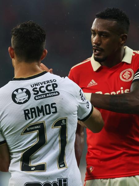 Rafael Ramos, do Corinthians, e Edenilson, do Internacional, discutem em partida do Brasileirão - Silvio Avila/Getty Images