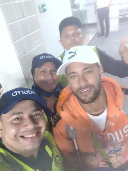 Neymar em foto com funcionários do aeroporto - Reprodução/Instagram