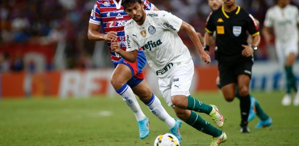 Gustavo Scarpa em partida contra o Fortaleza no Brasileirão