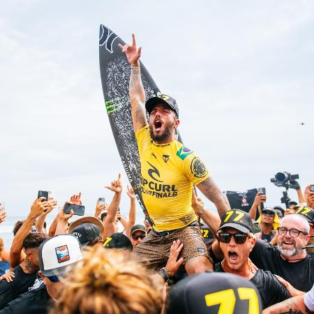 Filipe Toledo comemora após conquistar o Circuito Mundial de Surfe de 2022 - Thiago Diz/World Surf League