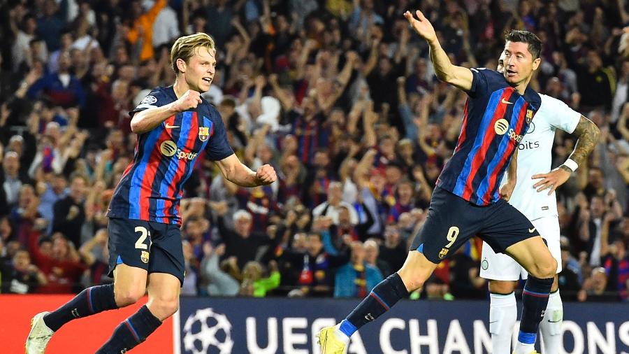 Robert Lewandowski comemora gol do Barcelona contra a Inter de Milão no Camp Nou - Pau Barrena/AFP