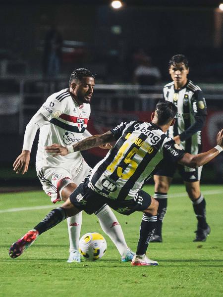 Reinaldo, do São Paulo, disputa bola com Vargas e Zaracho, do Atlético-MG - WILLIAM ANACLETO/ISHOOT/ESTADÃO CONTEÚDO