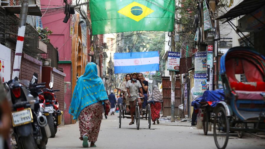 Rua com bandeiras em Daca, capital de Bangladesh - REUTERS/Mohammad Ponir Hossain