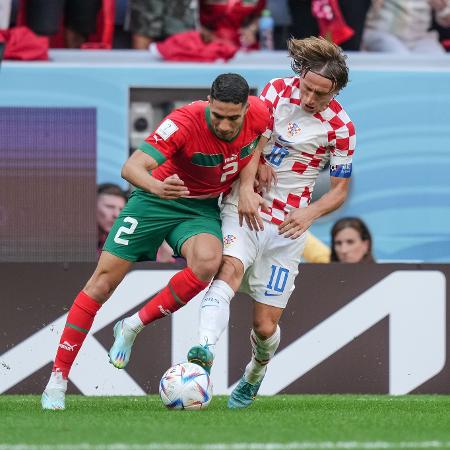 Achraf Hakimi disputa a bola com Luka Modric na partida entre Marrocos x Croácia  - DeFodi Images/DeFodi Images via Getty Images