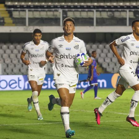 Marcos Leonardo comemora seu gol na partida do Santos contra o Iguatu, pela segunda fase da Copa do Brasil - Fernanda Luz/AGIF
