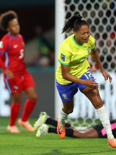 Ary Borges, da seleção brasileira, comemora gol contra o Panamá pela Copa do Mundo feminina