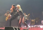 Stephen Curry surpreende e canta no palco com Paramore; veja