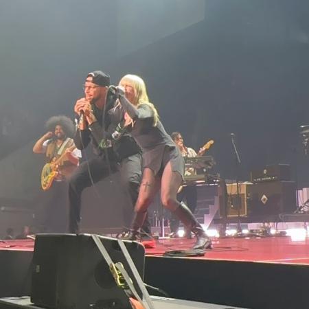 Stephen Curry canta com Hayley Williams durante show do Paramore em São Francisco, EUA