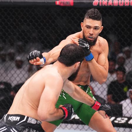 Johnny Walker e Magomed Ankalaev durante luta no UFC 294, em Abu Dhabi