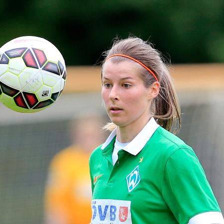 Marie-Louise Eta em ação pelo Werder Bremen, em 2015