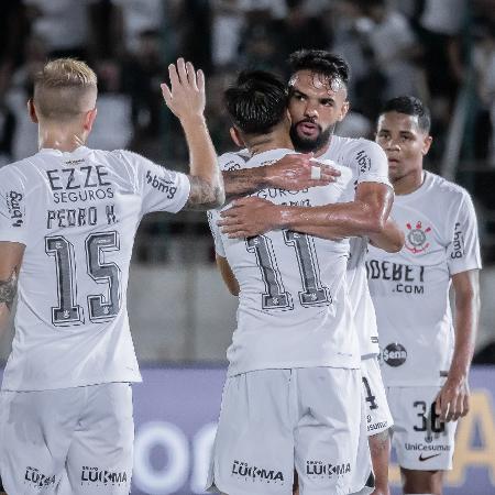 Jogadores do Corinthians comemoram gol de Romero contra o Cianorte, pela 1ª fase da Copa do Brasil