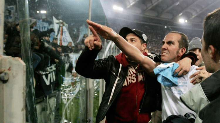 Paolo Di Canio faz gesto facista durante comemoração de gol da Lazio, em 2005
