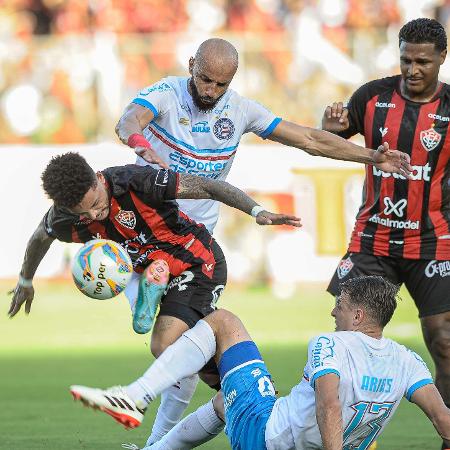 Jogadores de Vitória e Bahia em ação no jogo de ida da final