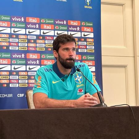 Alisson durante entrevista coletiva da seleção brasileira