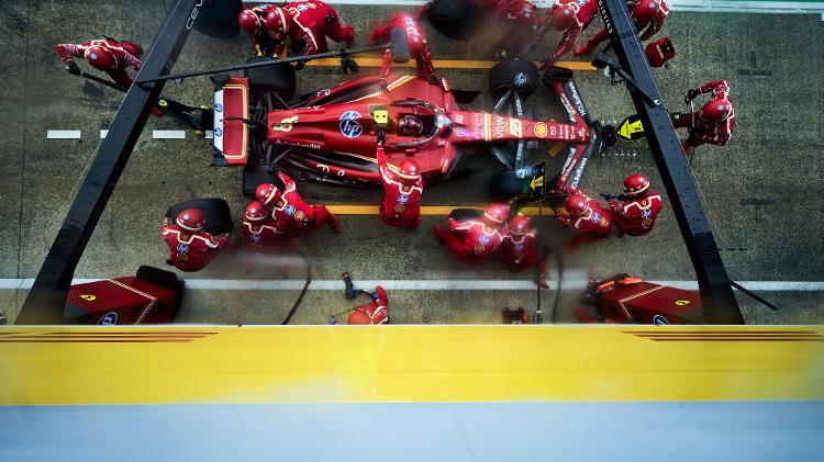 Carlos Sainz faz pit stop durante o GP da Grã-Bretanha de 2024