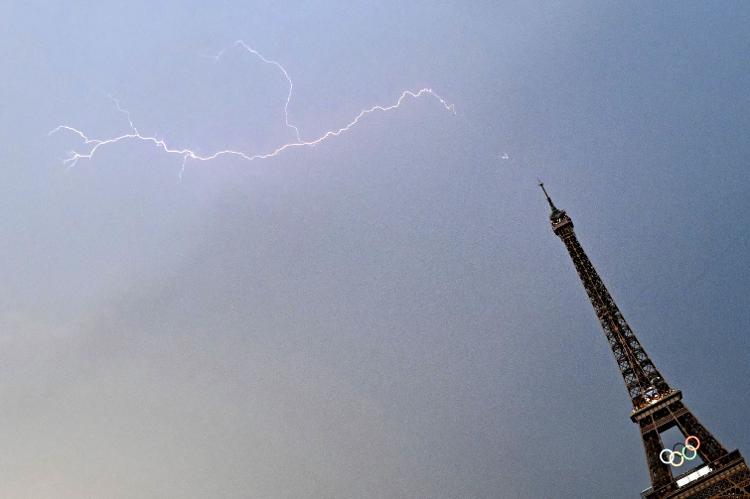 Um raio atingiu a Torre Eiffel antes do início da marcha atlética