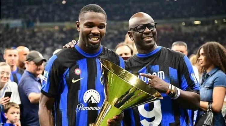 Lilian Thuram (dir) após título de seu filho Marcus na Inter de Milão