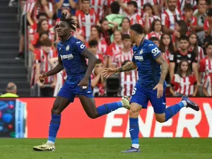 Nigeriano que jogava em campo de terra estreia com gol pelo Getafe