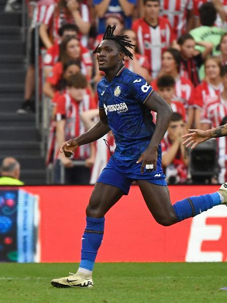 Nigeriano que jogava em campo de terra estreia com gol pelo Getafe