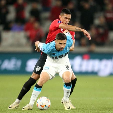 Cuello e Martínez disputam a bola durante jogo entre Athletico e Racing pela Sul-Americana - ALBARI ROSA/AFP