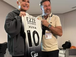 Augusto Melo presenteia Xuxa com camisa e vê ídolos do Corinthians em campo