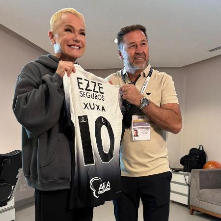 Augusto Melo, presidente do Corinthians, presenteou Xuxa - Divulgação/Corinthians