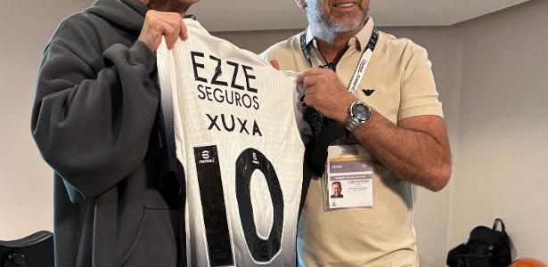 Augusto Melo presenteia Xuxa com camisa em jogo com ídolos do Corinthians.