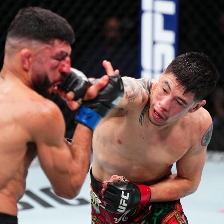 Brandon Moreno desfere soco em Amir Albazi durante luta do UFC Canadá