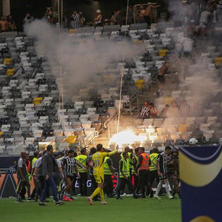 Bombas foram arremessadas no gramado durante Atlético-MG x Flamengo, na Arena MRV, pela final da Copa do Brasil Bombas foram arremessadas no gramado durante Atlético-MG x Flamengo, na Arena MRV, pela final da Copa do Brasil