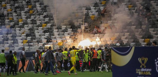 Flamengo pede punição por selvageria na final da Copa do Brasil.