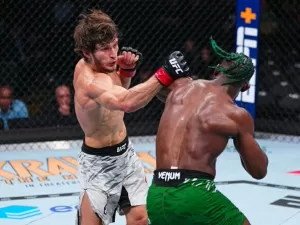 Promessa russa vence ex-campeão no UFC 310 e mantém invencibilidade