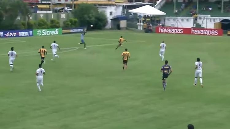 Goleiro Elielson, do ABC, toca com a mão fora da área durante jogo contra o Novorizontino pela Copinha