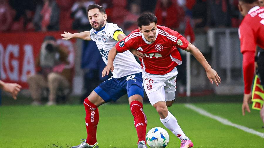Everton Ribeiro, do Bahia, e Bernabéi, do Inter, disputam a bola durante jogo da Libertadores Everton Ribeiro, do Bahia, e Bernabéi, do Inter, disputam a bola durante jogo da Libertadores